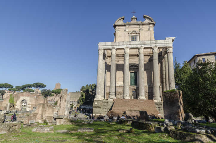 49 - Italia - Roma - Foro Romano - templo de Antonino y Faustina y iglesia de San Lorenzo y Miranda